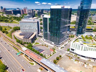 Tyson 's Corner, Virginia' daki metro istasyonu, otoban ve gökdelenlerin hava görüntüsü..