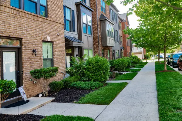 Modern apartman binası. Kentsel gelişim, Virginia 'da manzara tasarımı.