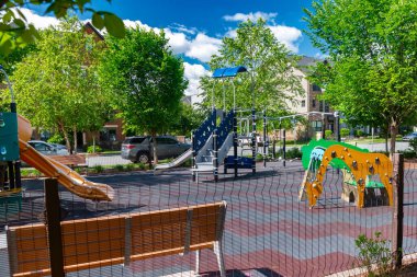 Halk parkında oyun parkı ekipmanları var.