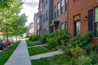 Banliyödeki yerleşim yerlerinde bir sokak. Çimleri olan apartman daireleri..