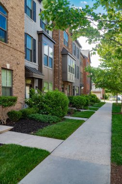 Peyzajlı, modern tuğlalı evler boyunca kaldırımlar..