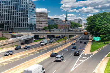 Washington DC, ABD 'de bir otoyolda yol ve trafik.