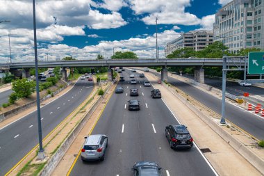 Washington, D.C. 'de bir otoyolda yol ve arabalar..