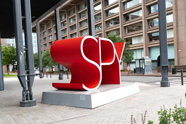 Washington, DC, ABD 'deki Uluslararası Casus Müzesi binasının girişindeki casus kelimesi..