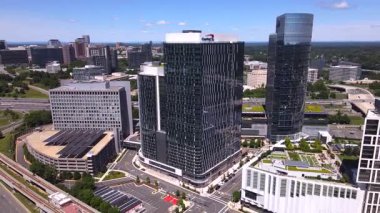Tyson 's Corner, Virginia' daki metro istasyonu ve gökdelenlerin hava görüntüsü..