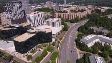 Tysons, Virginia, ABD iş bölgesinin modern yüksek binaları üzerinde insansız hava aracı uçuşu..