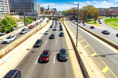 Washington, D.C. 'de bir otoyolda bir sürü araba var..