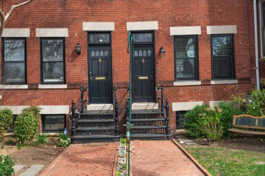Washington, DC 'de tuğlalı bir evde iki kapısı olan bir kapı..