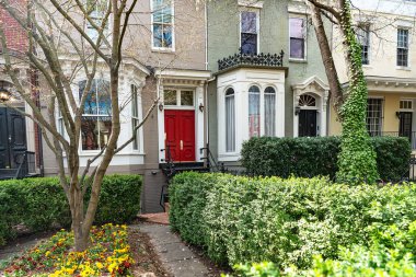 Washington, DC 'de tuğladan bir konağın ön cephesi. Bir Amerikan yerleşim yerinin klasik mimarisi..