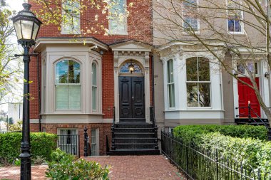 Washington, DC şehir merkezinde demir merdivenli tuğla konak cephesi. Klasik Amerikan mimarisi..