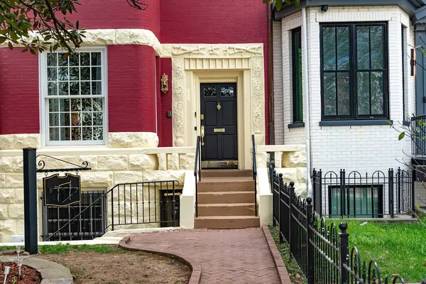 Washington, DC 'de tuğladan bir konağın ön cephesi. Bir Amerikan yerleşim yerinin klasik mimarisi..