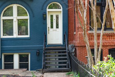 Washington, DC şehir merkezinde demir merdivenli tuğla konak cephesi. Klasik Amerikan mimarisi..