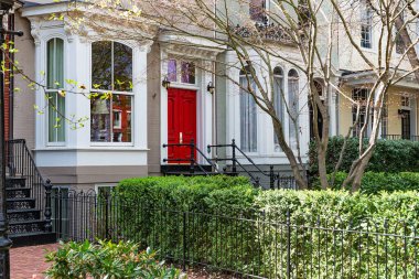 Capitol Hill 'de İtalyan tarzı tuğlalı bir konağın cephesi. Washington, D.C..