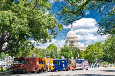 Washington, Capitol yakınlarındaki bir caddede fast food kamyonları..