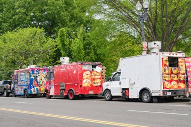 Washington, DC 'de bir caddede sıra sıra yemek kamyonu..