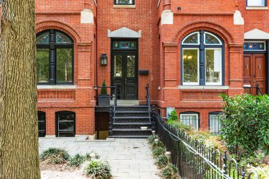 Tipik bir sokak evi cephesi, Washington, DC 'de tuğla kaldırım.