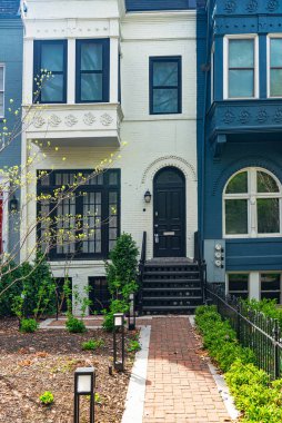 Capitol Hill 'de İtalyan tarzı tuğlalı bir konağın cephesi. Washington, D.C..