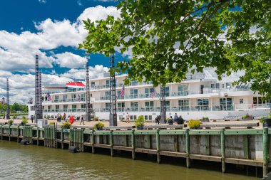 Yolcu kıyısı katamaran amerikan efsanesi güneybatı Washington, DC 'deki rıhtıma demirlemiş durumda..