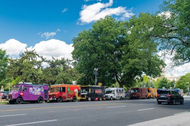 Kongre binasının yakınındaki caddede fast food kamyonları. Washington 'da küçük işletme kanepesi..