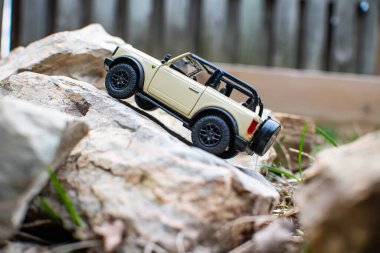 Ford Bronco, Amerikan SUV taşların arasında dağlarda. Oyuncak modeli.