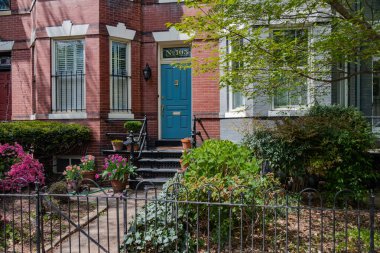 Ön bahçesi ve peyzajı olan tuğladan bir konak..