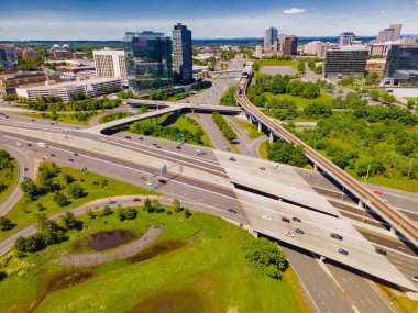 Tyson 'ın şehir yollarının ve mimarisinin insansız hava aracı görüntüsü. Bereketli yeşillik beton otoyollar ve gökdelenlerle çelişiyor