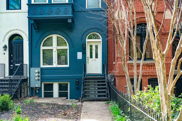 Tipik bir sokak evi cephesi, Washington, DC 'de tuğla kaldırım.