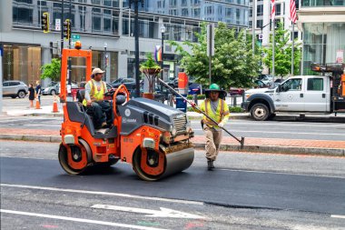 Yolda kaldırım tamiri. Washington 'da asfalt işi..