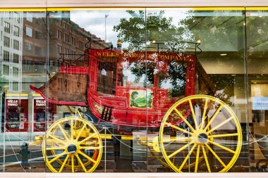  Washington 'daki Wells Fargo Bankası' nda antika bir taşıma evi olan cam vitrin..