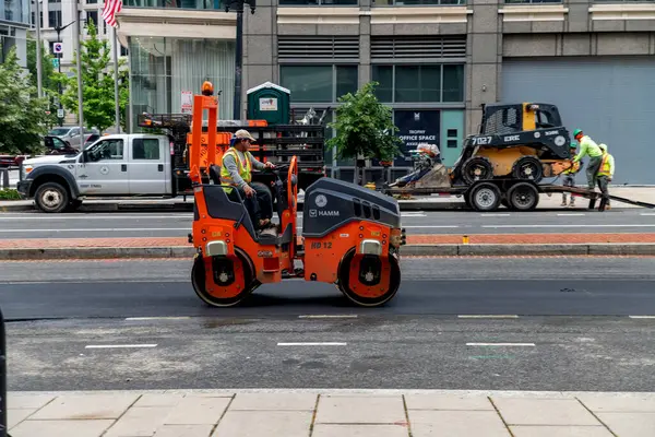 Washington DC 'de asfalt inşaatı için titreşimli yol silindiri..