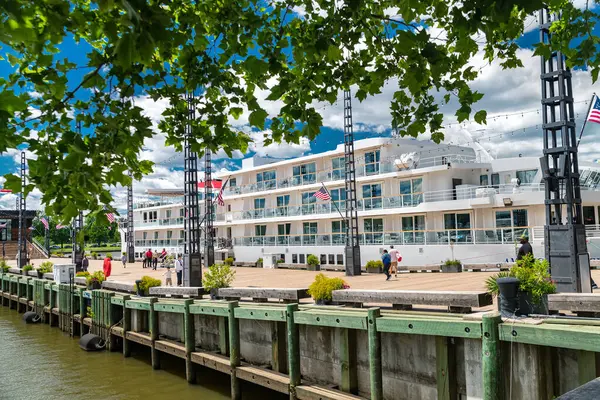 Dört güverte kıyı katamaran AMERİKAN Efsanesi güneybatı Washington DC 'de bir marinada demirlemiş durumda..