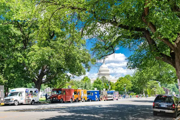 Independence Caddesi 'ndeki Capitol Hill' deki yemek kamyonları.