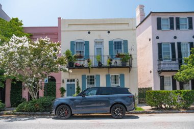 İspanyol tarzı bir evin önüne park etmiş bir arazi aracı..