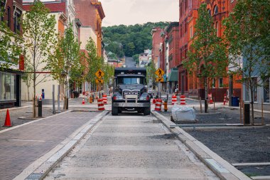Mack damperli kamyonu Cumberland 'da dar bir sokakta duruyor..