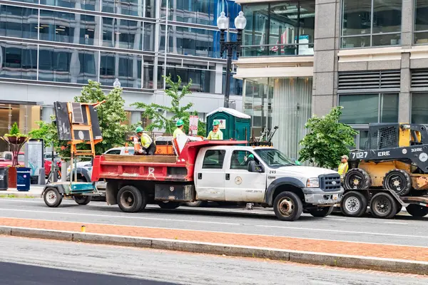 Washington DC 'de kaldırım tamiri. Kamyonlar araçları ve bariyerleri yola boşaltıyor..