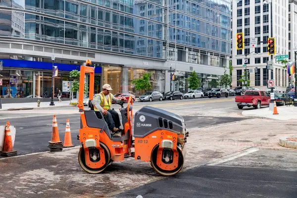 Asfalt inşaatı için sıkıştırılmış yol silindiri. Washington 'da yol çalışması..