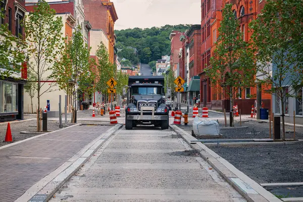 Mack damperli kamyonu Cumberland 'da dar bir sokakta duruyor..