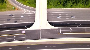 Otoyol üstgeçidinde trafik vardı. Modern otoyol kavşaklarının ve Amerika 'nın modern şehirlerinin havadan görünüşü.