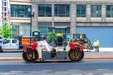 Yol silindiri ve asfalt kaldırım. Washington 'da yol çalışması..