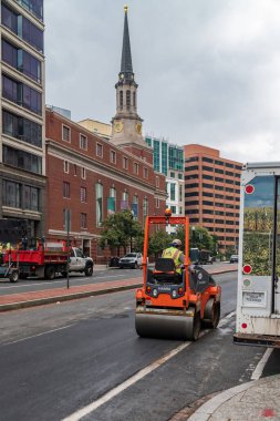 Başkent Washington DC şehir merkezinde kaldırım onarımı. Bir silindir yeni bir asfalt seriyor.