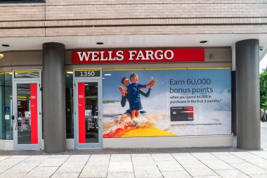 Washington DC şehir merkezindeki Wells Fargo Bankası 'nda reklamları olan cam mağazası..