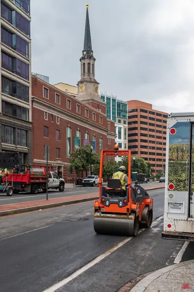Başkent Washington DC şehir merkezinde kaldırım onarımı. Bir silindir yeni bir asfalt seriyor.