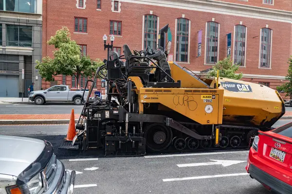 Başkent Washington DC şehir merkezinde kaldırım onarımı. Bir asfalt kaldırım taşı yeni asfalt seriyor.