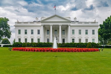 Birleşik Devletler Başkanı 'nın Washington, DC' deki konutu. Bulutlu bir gökyüzünün altındaki Beyaz Saray.