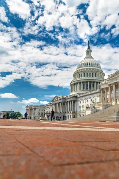 Washington DC 'deki Capitol Hill mimarisinin düşük açılı görüntüsü