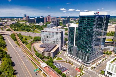 Şehrin mimarisi, Tysons Köşesi, gökdelenler ve metro istasyonunun havadan görünüşü.