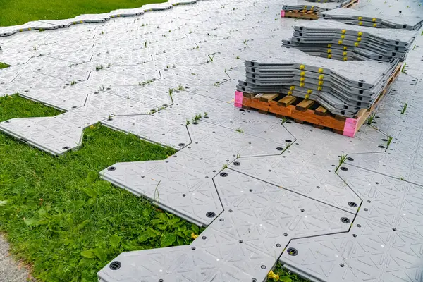 Çimleri korumak için plastik taşınabilir zemin kurulumu.