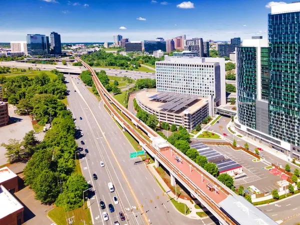 Tysons şehir altyapısı. Gökdelenler, metro istasyonu ve otoyol.