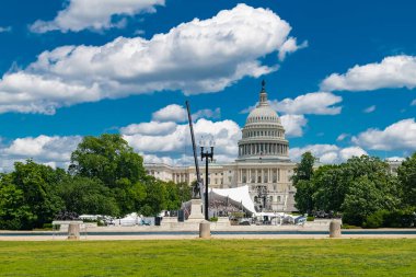 Anma Günü Konseri için Washington, D.C. 'deki Kongre Binası' nın önüne sahnenin kurulması,
