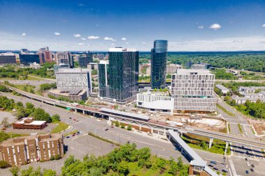 Şehrin mimarisi, Tysons Köşesi, gökdelenler ve metro istasyonunun havadan görünüşü.